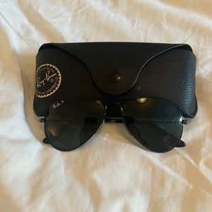 Black rayban aviator